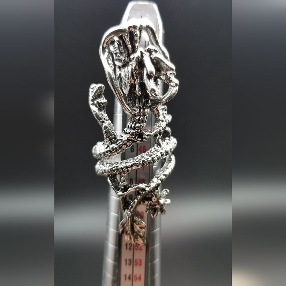 Wow! Solid silver ring year of the dragon chinese heritage size 7. R0102